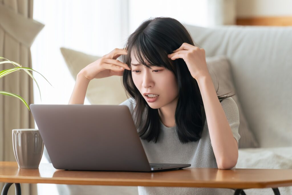 悩んでいるイメージ