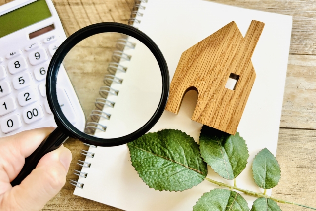 家の模型と虫眼鏡