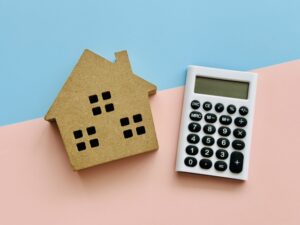 家の模型と電卓