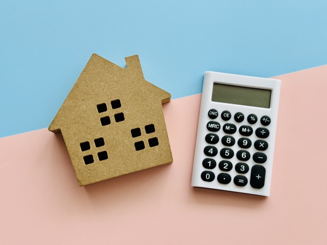 家の模型と電卓